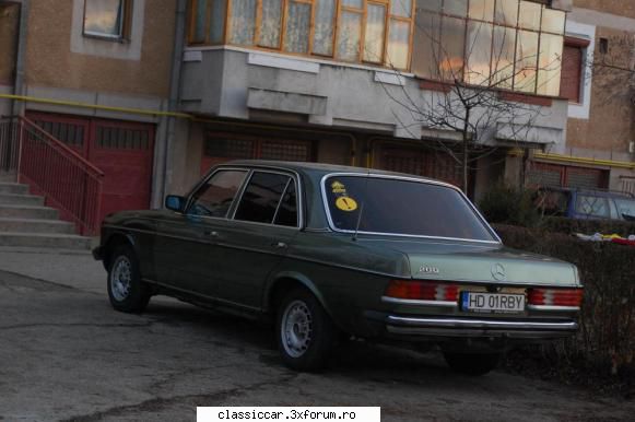 mercedes w123 200 cam asta e  masina vopsita curand sper aceeasi culoare.. avea alt motor unul