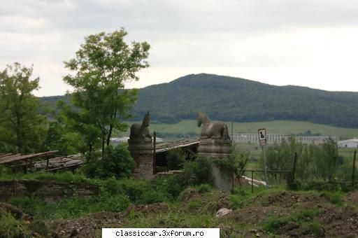 castelul kornis sat jud cluj cei doi unicorni inca mai pazesc intrarea castel (sau mai ramas din ea)