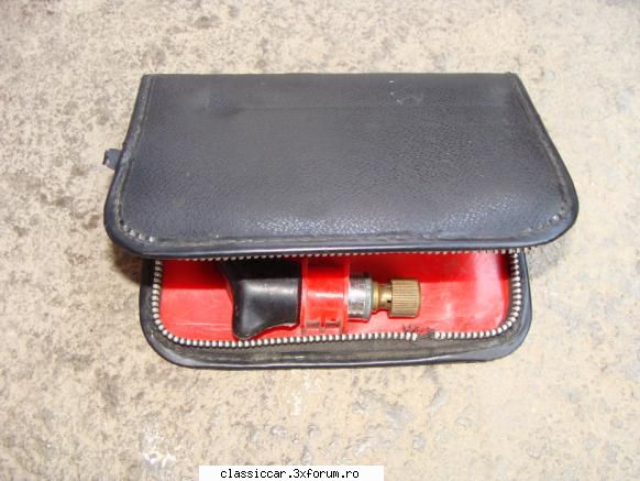 vand trusa chei comunista