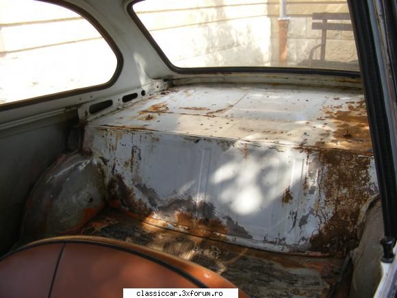 fiat 850, 1967 inca poza din interior. trebuie refacut cam totul prin spate.