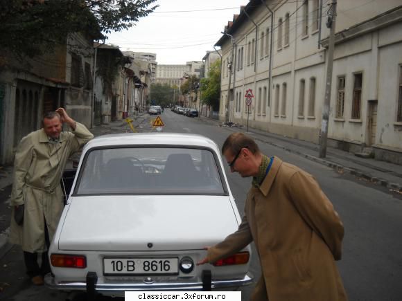 dacia baba inspectand masina inainte misiune . 