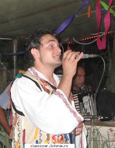 salut sunt gabriel popa din bucuresti de profesie tehnician it , solist vocal (lautar ) si sunt