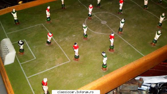 joc fotbal din perioada , marime mare .in stare buna cu exceptia unui fundas dreapta care se pare ca