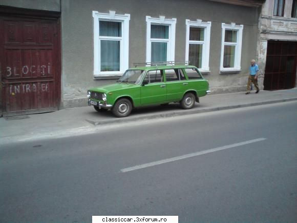 lada verde lada strada paris din fata curtii unui mai mult decat bine...