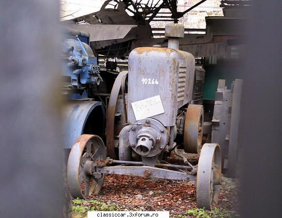 tractor din 1939 acest tractor afla curtea muzeului tehnic din bucuresti (parcul carol). fotografia