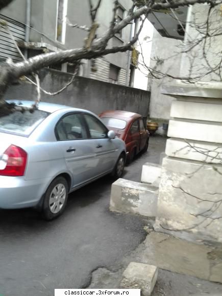 vazut prin bucuresti fiat 600.. poza facuta peste gard..