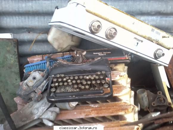 (diverse) masina scris remington portable model (cel putin asa scria ea) gasita fier vechi. daca