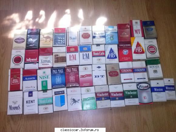 colectie de pachete de tigari . pachetele sunt goale , nu au tigari in ele . pachetele sunt in stare