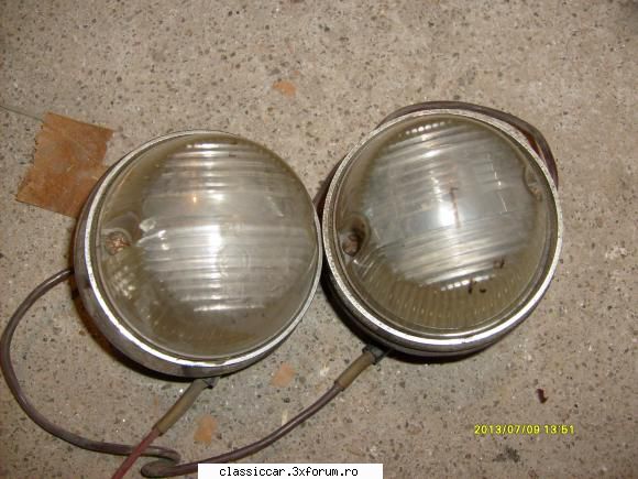 vand doua lampi de moskvich, una dintre ele are fisuri in zona surubului de prindere. una dintre ele