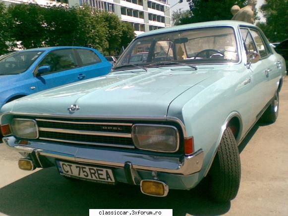 opel rekord 1968 bleu  este  de  din  tara  in  fata  hotelului