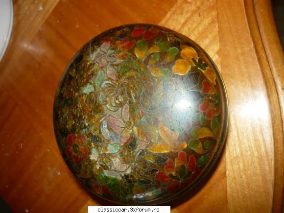 bomboniera veche  este din cupru cu de portelan este sarit pe alocuri la exterior si la interior mai