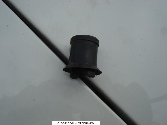 dacia 1300 -1976 asta este stutul plastic ptr scurgerea apei din jgheabul sub parbriz ....