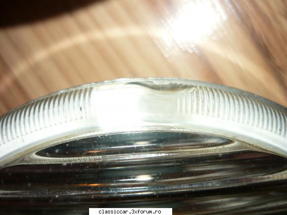 un mic defact 
poza2 germane cu lentila de sticla