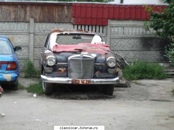 mercedes fintail azi vazut intr-o curte motilor langa biserica mercedes fintail