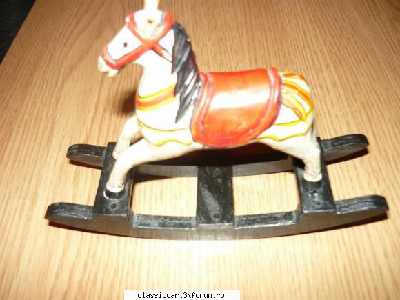 jucarii vechi din tabla romanesti calut din lemn vechi-40 lei