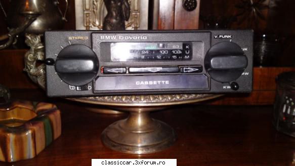 din pacate cu butoane de mercedes . oricum se pot schimba usor . insotit la alegere de caseta