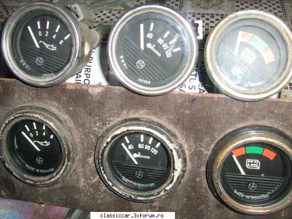 ceasuri apa, presiune ulei, voltmetru cel 12v dreapta jos, din suport, dar fost desfacut dintr-o