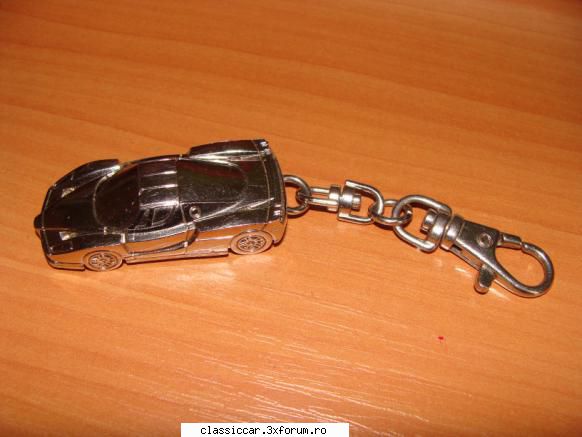 pret:30 lei vand breloc ferrari