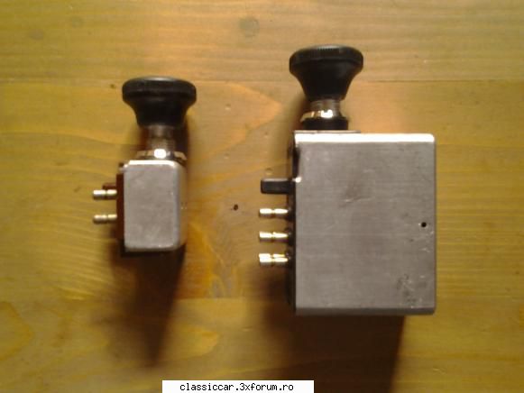 vand 2 butoane de mercedes 40 de lei,sau 50 de lei ambele. butoane mercedes.