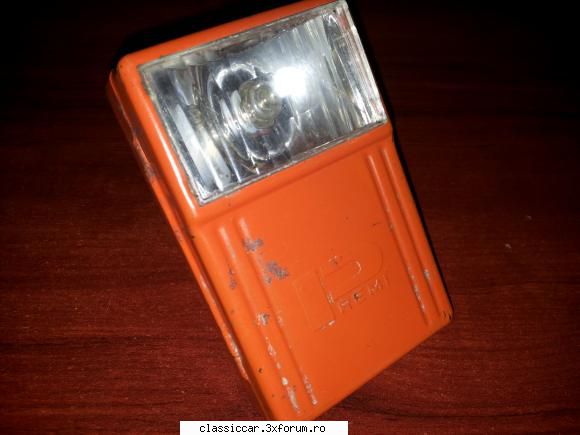 cu baterie de 4,5v. pretul este 30 lei. lanterna veche premi