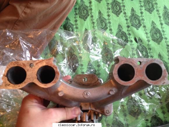 poza vand o galerie de admisie si un carburator dellorto pentru fiat 124