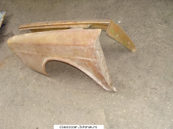 vand piese pentru renault 10/dacia 1100 -aripi fibra 10) pret:200 lei ambele