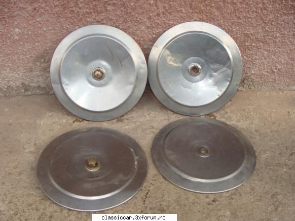 vand piese pentru renault 10/dacia 1100 -capace roti pret:50 lei toate