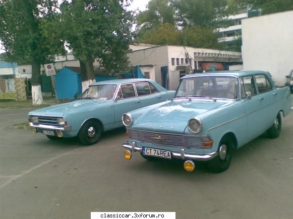 opel rekord 1968 cu  bleu  care  are  de  si  bine  apropiat