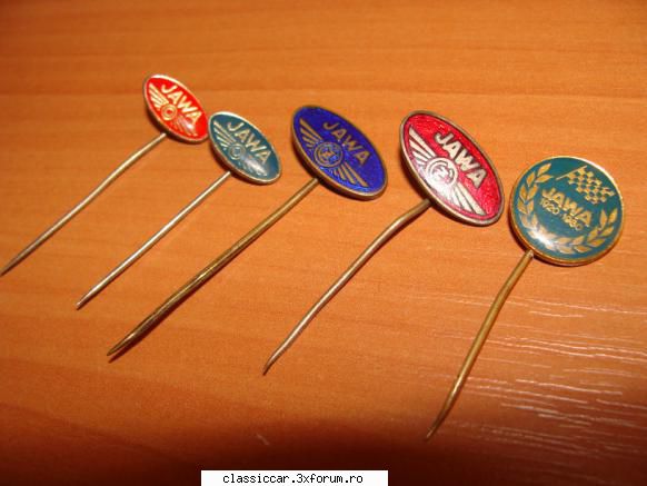 pret:30 lei/buc. vand insigne