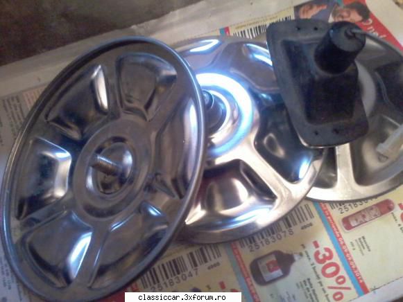 vind trei capace dacia, toate au surubul antifurt, nu au fost folosite, pret 75lei si o lampa, noua,