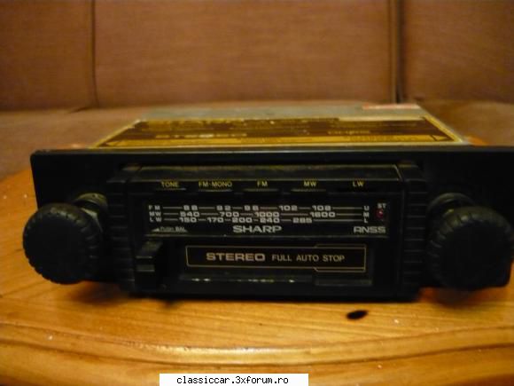 lichidare colectie radiouri auto vechi anii numai radio sharp-70 lei