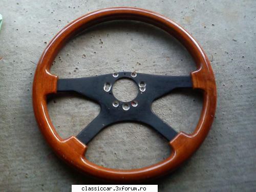 vand volan din esenta de lemn tare ,pare a fi marca raid .
stare buna , cu mai multe pozitii de :