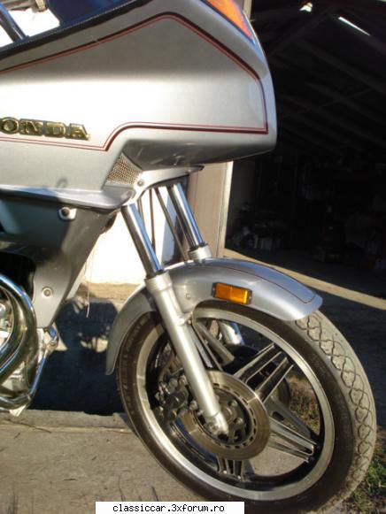 honda g.l 500 telescoape fat din 1982, pierde nici azi nimic .....ce calitate fcea vremuri