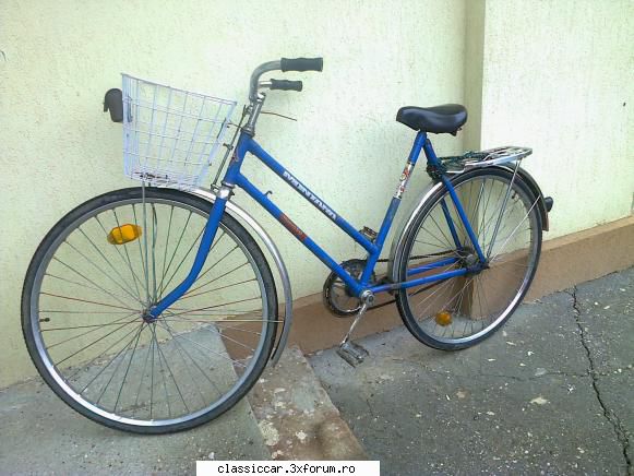 bicla este din 1985, are roti pe 28,are din duble fata si spate, aripi si portbagaj fabrica de bicle