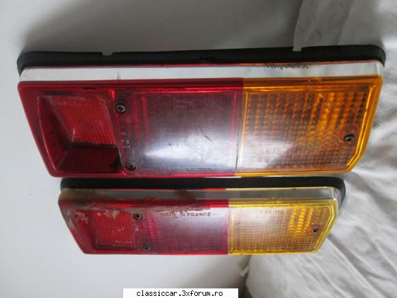 dispersor lampa seima dacia 1300 fac precizarea lampa dreapta este lipita coltul sus.