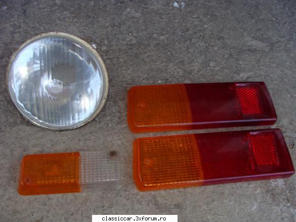 vand piese pentru dacia 1300 -far pret:20 lei-sticla stop pret:40 lei
