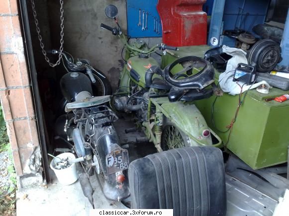 export france alsace, dans une petite casse 4x4 locale, vois deux motos anciennes dans garage