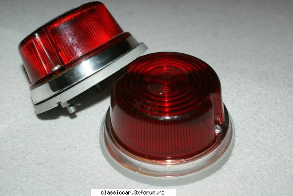 marginea catre caroserie e cromata. lampa spate rotunda hella