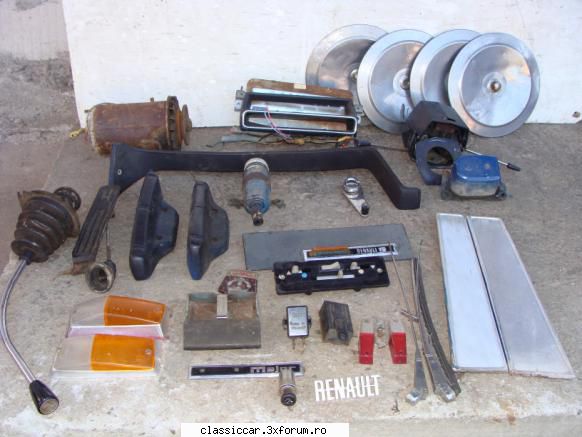 vand piese pentru renault 10/dacia 1100 emblema din fata s-a piesele ramase.