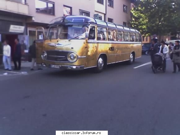din germania astazi niefern (satul   autobuz neoplan aurit complet aur carate. este autobuzul