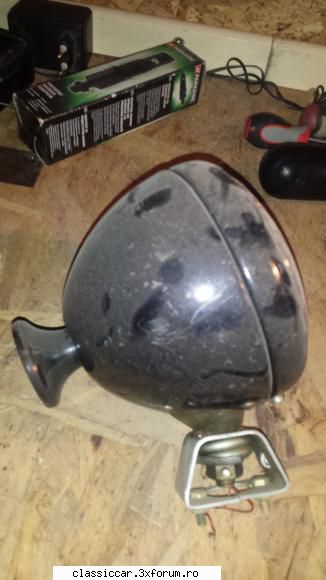 cateva accesorii adauga far, proiector, care monteaza afara are sticle colorate (verde, verde). stiu