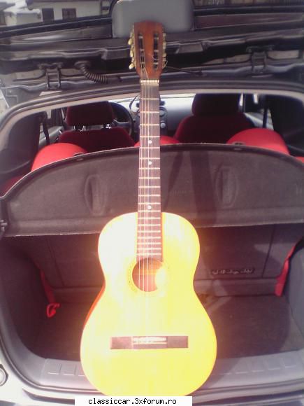 chitara romaneasca , fabricata la reghin .
 
stare estetica excelenta, frumoasa si placuta
 
tehnic