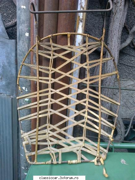 adaug la vanzare si un spatar auto pentru a fost pus pe o dacia 1300. datorita vechimii, prezinta