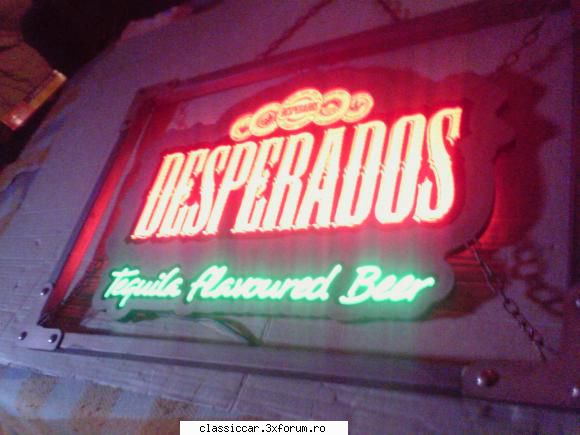 este aproape solid probabil pentru a sta metalica si lanturi de cred ca e cu leduri sau foarte