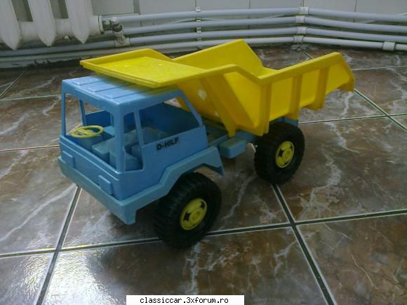 jucarie veche camionul este din 1983,din plastic lungime cm,si inaltime cm,din germania ......pret