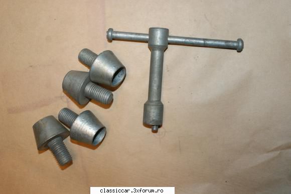 vand un set de suruburi ca sunt pt dacia.
40 de lei set antifurt dacia