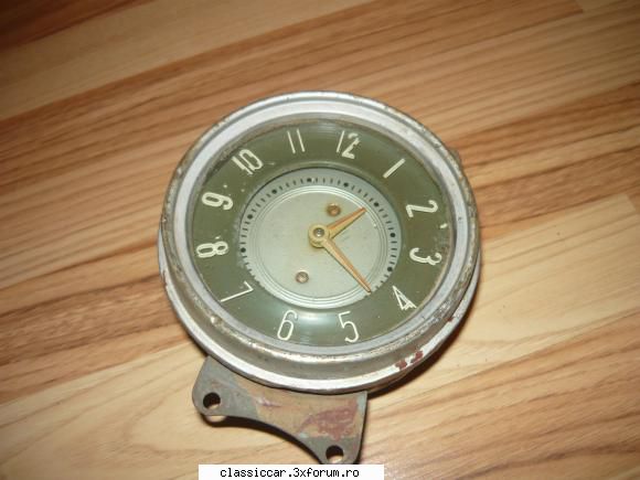 este un ceas auto mecanic ,nu 
100 leib ceas mecanic auto anii 40-50