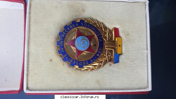 vand embleme/ decoratii comuniste cutie rosie