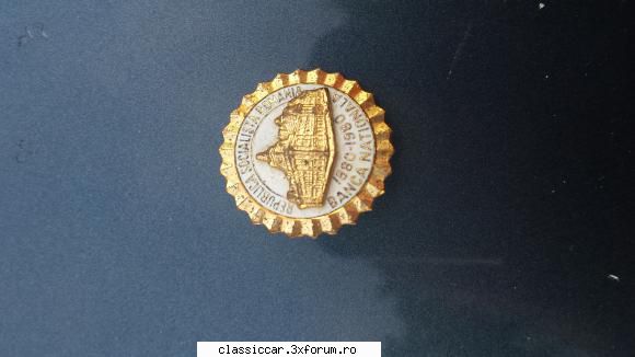 poza vand embleme/ decoratii comuniste