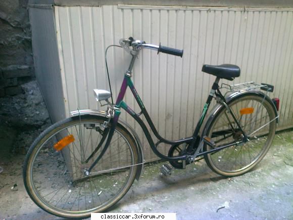 bicicleta bicla este din 1980,cu vopsea bine,are roti albe fata 250  lei,trimit tara.